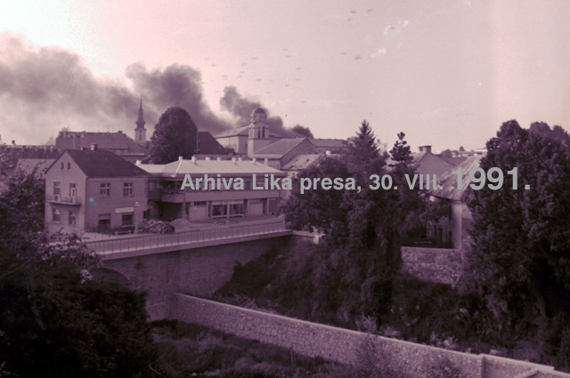 Četnički dim prvog dana rata i granatiranje Gospića                                                                                                                                                                                                       